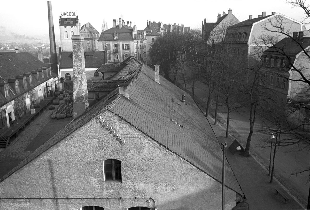 Die Spirituosenfabrik Jacobi gab dem jetzigen Parkplatz seinen Namen. Das Gebäude wurde durch Bomben zerstört und in den 50er Jahren abgebrochen. Foto: Stadt Regensburg