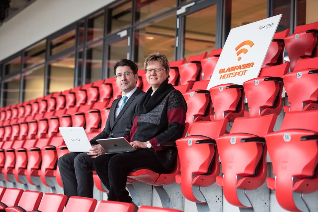 Geschäftsführer der RBB Manfred Koller (v. l.) und Vertriebsleiterin der R-KOM Sabine Spangler testen das freie WLAN in der Continental Arena. Foto: RBB