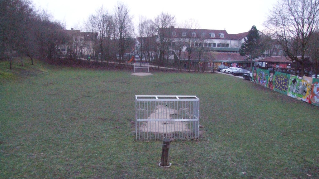 Zwei Drittel des Bolzplatzes werden mit der Unterkunft überbaut. 