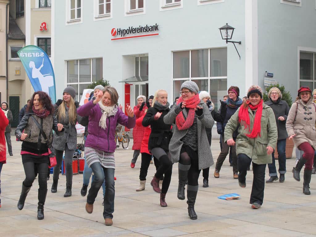 Esther Burkert und Michaela Schindler bei One Billion Rising 2015 auf dem Neupfarrplatz. Foto: privat