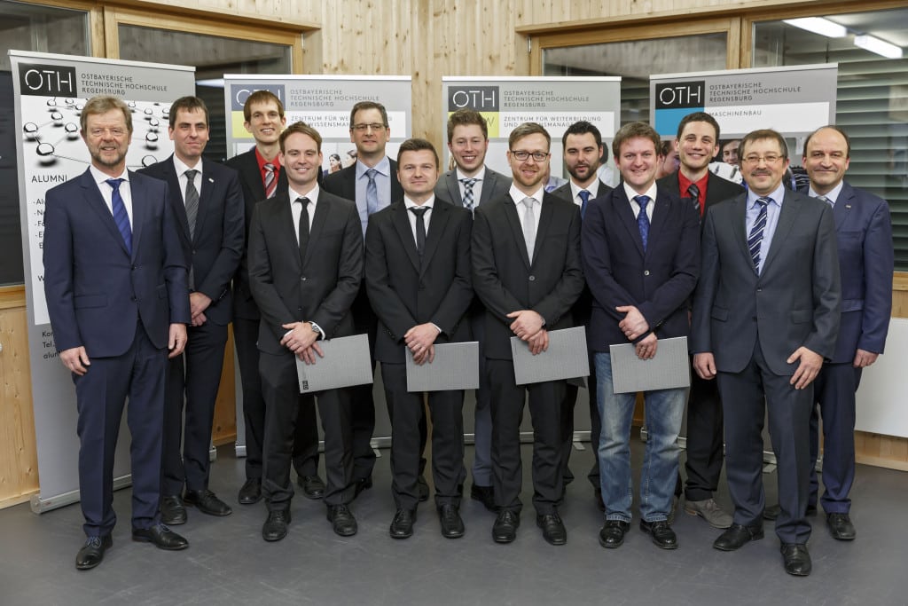 Die ersten Absolventen des BBB Systemtechnik zusammen mit (von links) Prof. Dr. Wolfgang Baier, Präsident der OTH Regensburg und Prof. Dr. Ralph Schneider, Prüfungskommissions-Vorsitzender sowie (von rechts) Prof. Dr. Ulrich Briem, Dekan der Fakultät Maschinenbau, und Prof. Dr. Wolfgang Bock, Studiengangleiter und Vizepräsident der OTH Regensburg. Foto: OTH Regensburg/florianhammerich.com