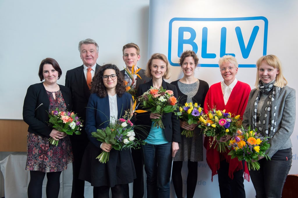 Freut sich über den Preis: Prof. Stöger von der Universität Regensburg (5. von links). Überreicht wurde er ihr von BLLV-Ehrenpräsident Klaus Wenzel (2. von links) und BLLV-Präsidentin Simone Fleischmann Foto: BLLV