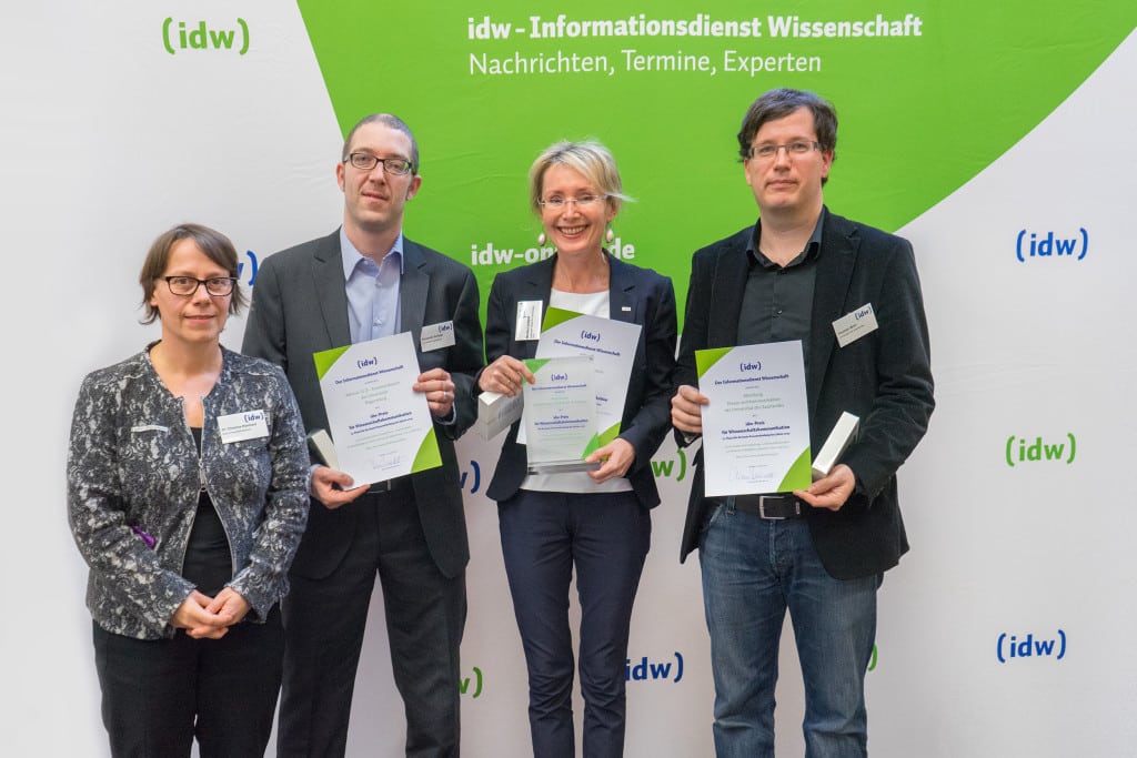 Dr. Christina Reinhardt vom idw-Vorstand mit den drei Preisträgern (v. l. n. r.) Alexander Schlaak, Referat II/2 – Kommunikation der Universität Regensburg, Monika Landgraf, Karlsruher Institut für Technologie, und Thorsten Mohr, Universität des Saarlandes. Bildnachweis: idw / André Appel 