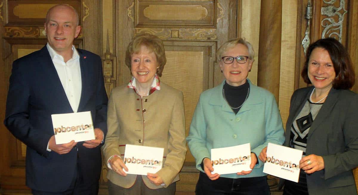 "Sensationelle Zusammenarbeit": Oberbürgermeister Joachim Wolbergs, Gabriele Anderlik, Birgitt Ehrl und Bürgermeisterin Getrud Maltz-Schwarzfischer. Foto: as