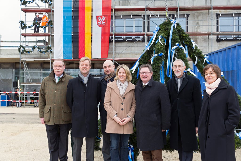 Beim Richtfest für den Neubau der Fakultät Informatik und Mathematik an der OTH Regensburg: (von links) Philipp Graf von und zu Lerchenfeld, Bundestagsabgeordneter; Prof. Dr. Wolfgang Baier, Präsident OTH Regensburg; Jürgen Mistol, Landtagsabgeordneter; Dr. Astrid Freudenstein, Bundestagsabgeordnete; MdL Gerhard Eck, Staatssekretär im Bayerischen Staatsministerium des Innern, für Bau und Verkehr; Hans Weber, Leitender Baudirektor am Staatlichen Bauamt Regensburg; Claudia Zirra, Bereichsleiterin Hochschulbau am Staatlichen Bauamt Regensburg. Foto: OTH Regensburg /florianhammerich.com