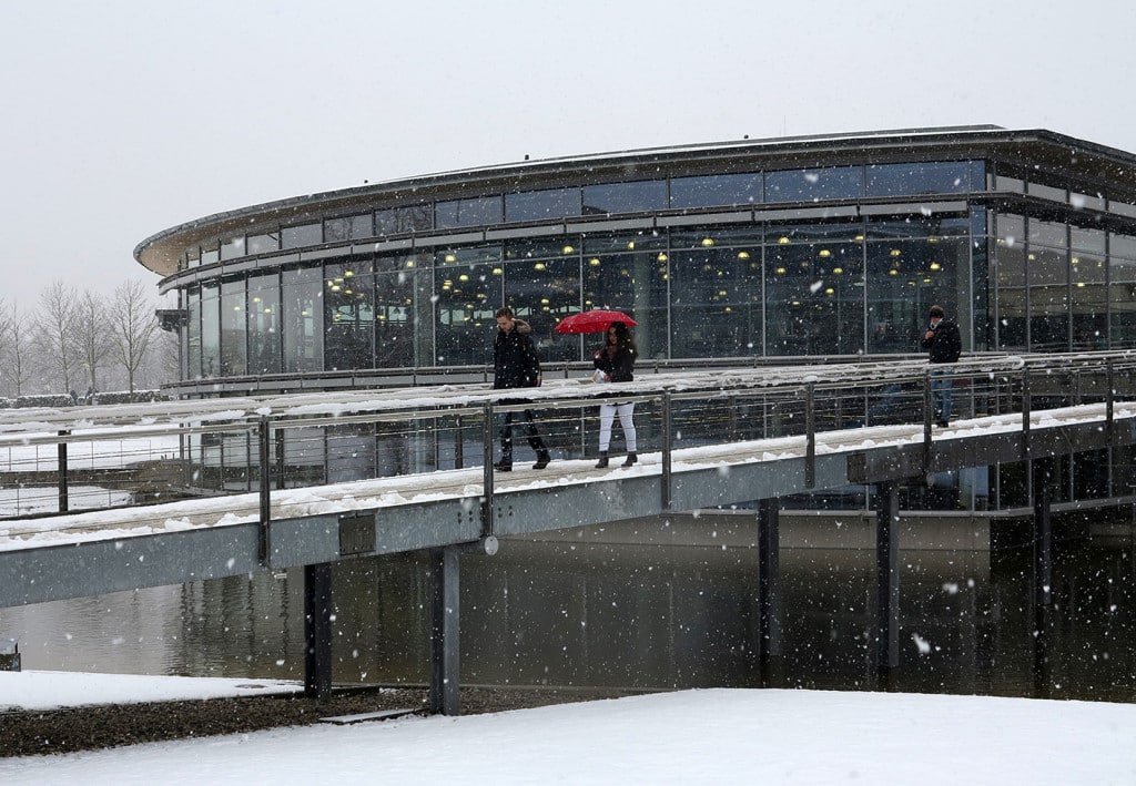 Überraschendes Schneetreiben am Campus der OTH Regensburg. Währenddessen starteten rund 600 Studienanfängerinnen und Studienanfänger im Hörsaal S 054 ins Sommersemester 2016.  Fotos: OTH Regensburg