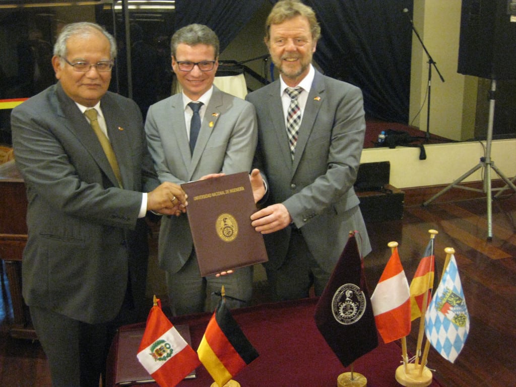 Staatssekretär Bernd Sibler, der Präsident der Universidad Nacional de Ingeniería, Dr. Jorge Alva (links), und Prof. Dr. Wolfgang Baier, Präsident der OTH Regensburg (rechts), bei der Kooperationsunterzeichnung zwischen der OTH Regensburg und der Universidad Nacional de Ingeniería. Foto: © StMBW