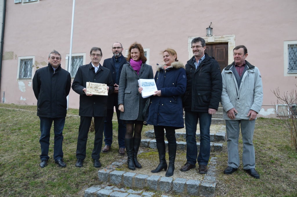 Landrätin Tanja Schweiger (4. von links) und Kulturreferent Dr. Thomas Feuerer (3. von links) ließen sich von Prof. Joachim Wienbreyer (2. von links) und Prof. Dr. Birgit Scheuerer das Ergebnis des Kooperationsprojekts zeigen. Mit dabei waren auch 1. Bürgermeister Harald Herrmann (1. von links) und 2. Bürgermeister Johann Obermeier (6. v. links) sowie Hausmeister Werner Schlag.