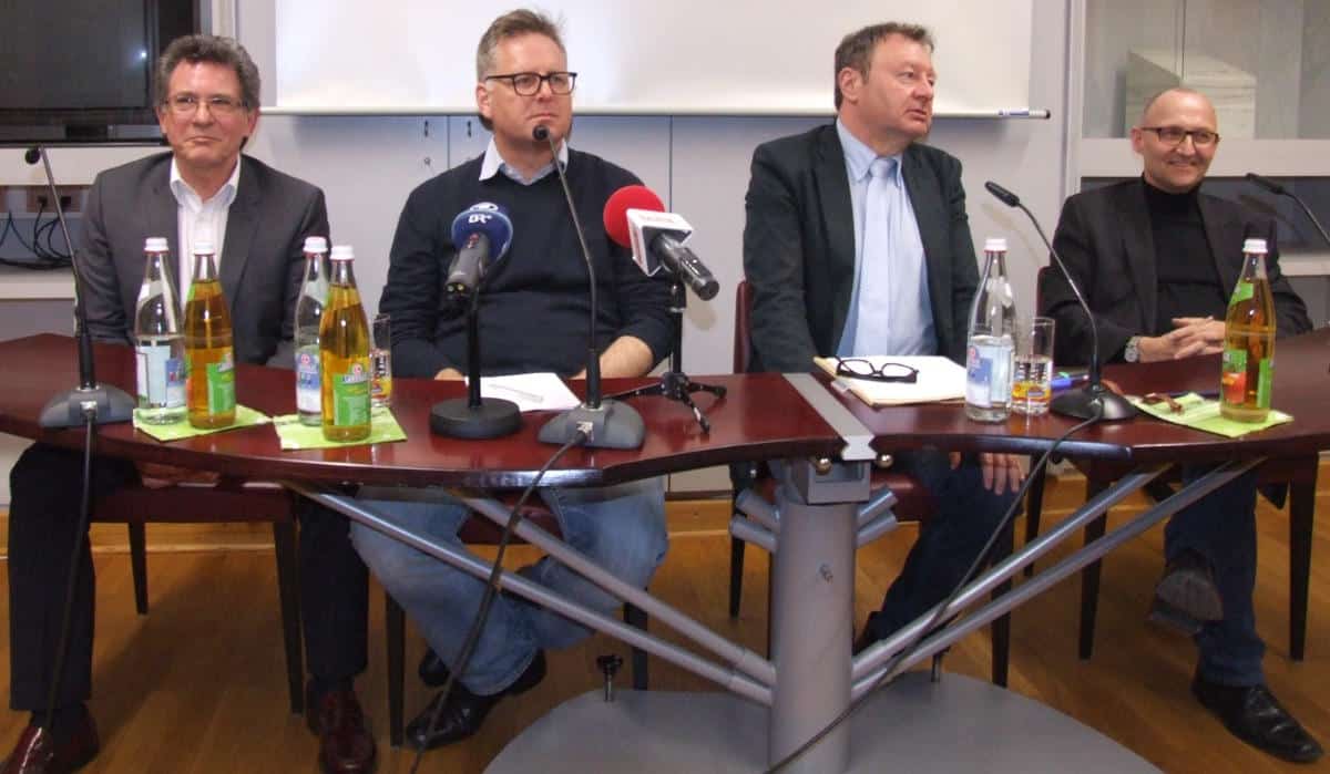 Unvollständiges Podium: Ludwig Faust, Rudolf Neumaier, Moderator Gerhard Schiechl um Dochchormanager Christof Hartmann. Das Bistum weigerte sich, einen Vertreter zu schicken. Fotos: as 