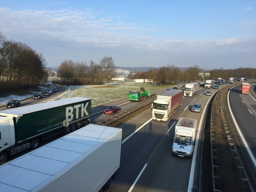 Viel Personen- und Lastverkehr am Autobahnkreuz Regensburg