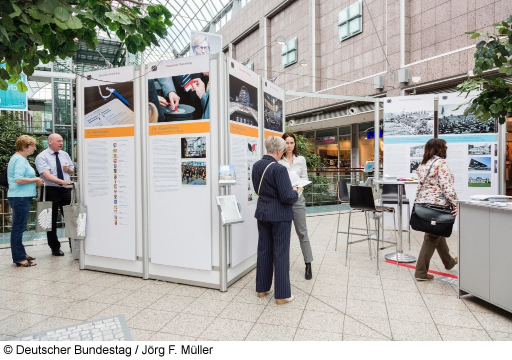 Vom 06. bis zum 11. Juli 2015 präsentiert der Deutsche Bundestag, die vom Referat Öffentlichkeitsarbeit herausgegebene Wanderausstellung im Forum Köpenick. Auf zwanzig Schautafeln werden Informationen über den Deutschen Bundestag und seine Mitglieder gezeigt. Auf Computerterminals können Filme, multimediale Anwendungen und der Internetauftritt des Deutschen Bundestages angeschaut werden. Weiterhin liegt Informationsmaterial zur Mitnahme bereit. Hier sehen sich Besucher die Wanderausstellung an. Besucherin, Ausstellung, mobil, mobile Ausstellungsfläche, Einkaufszentrum, Center, Tafel, Tafeln, Publikationen, Information Ordnungsnummer: 3631428 Ereignis: Ausstellung,Öffentlichkeitsarbeit Gebäude / Gebäudeteil : Keine Bundestagsliegenschaft Nutzungsbedingungen: http://www.bundestag.de/bildnutz Es werden nur einfache Nutzungsrechte eingeräumt, die ein Recht zur Weitergabe der Nutzungsrechte an Dritte ausschließen.