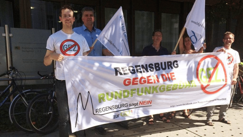 Die Regensburger Anti-GEZ-Initiative in Aktion. Links nebeneinander die beiden Sprecher Michael Kraus und Frank Hagen. Hagen klagt am 11. April vor dem Verwaltungsgericht. Foto: privat