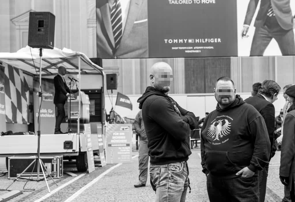 Auf Du und Du: Der rechtsextreme "Bund deutscher Patrioten" bei einer AfD-Veranstaltung in München. Foto: Houmer Hdtz