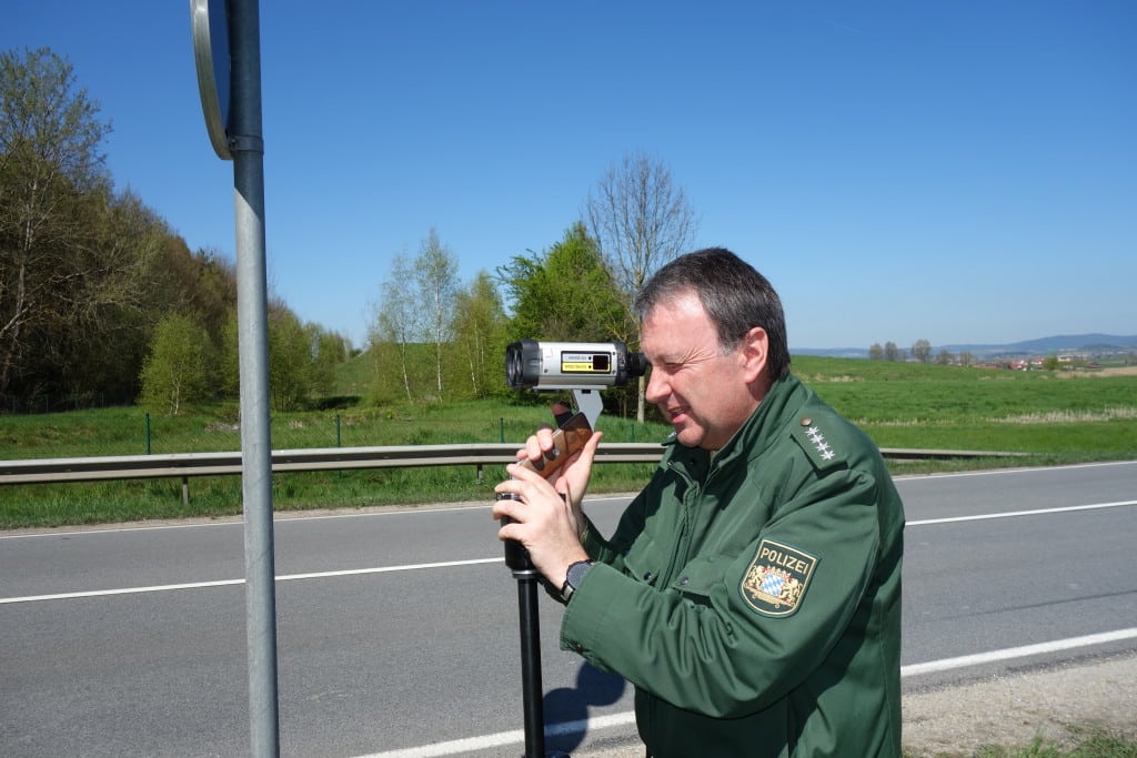 Polizeihauptkommissar Georg Bayerl von der Polizeiinspektion Cham sorgte mit dem Einsatz des Laser-Messgerätes für mehr Sicherheit auf den Verkehrswegen um die Kreisstadt.