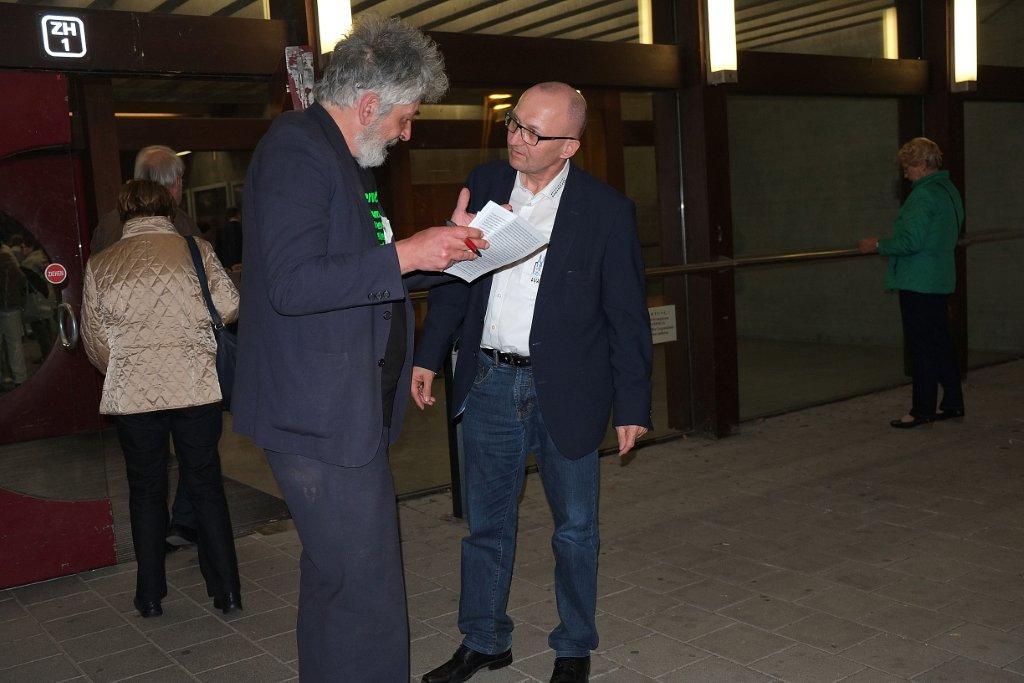 Diskussion vor dem Hörsaal-Gebäude: Wolfgang Blaschka und Chormanager Christof Hartmann. Fotos: Herbert Baumgärtner