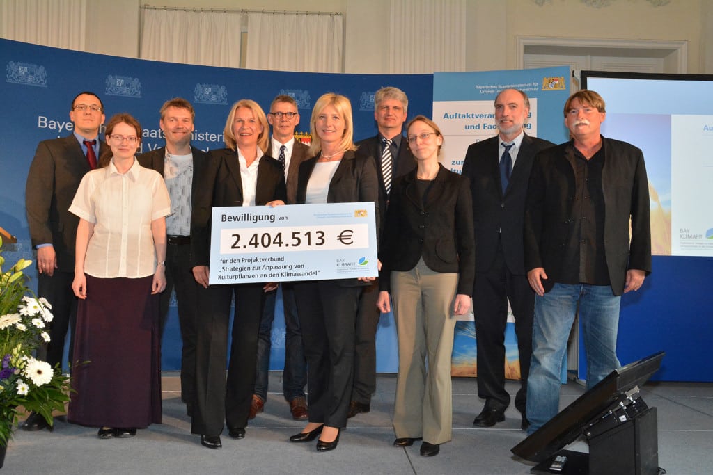  Die Bayerische Umweltministerin Ulrike Scharf übergibt den Förderbescheid zum Projektverbund „BayKlimaFit“ in der Residenz München an die Projektleiter aus sechs bayerischen Universitäten. Bildnachweis: Bayerisches Staatsministerium für Umwelt und Verbraucherschutz  