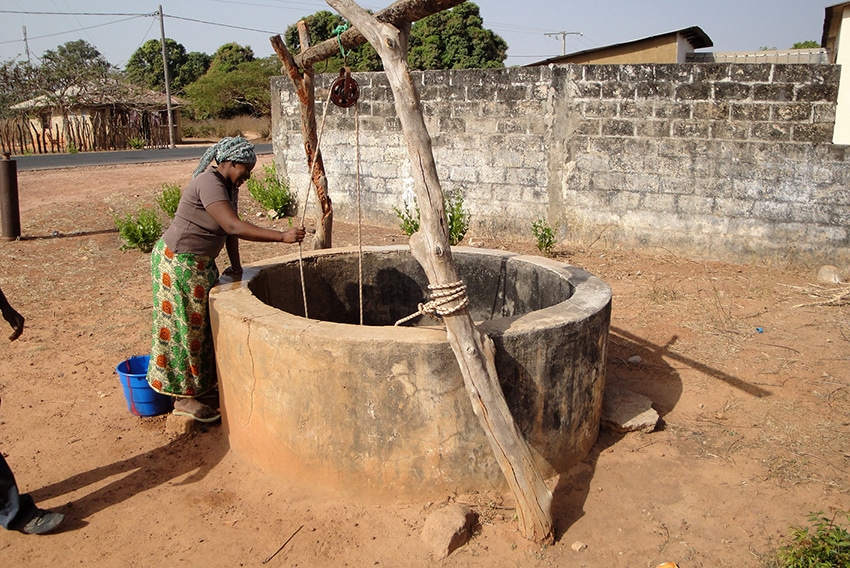 Wasserschöpfen am Brunnen in Baila. Studierende der OTH Regensburg berichten über Hilfsprojekt in Senegal. Foto: OTH Regensburg/privat