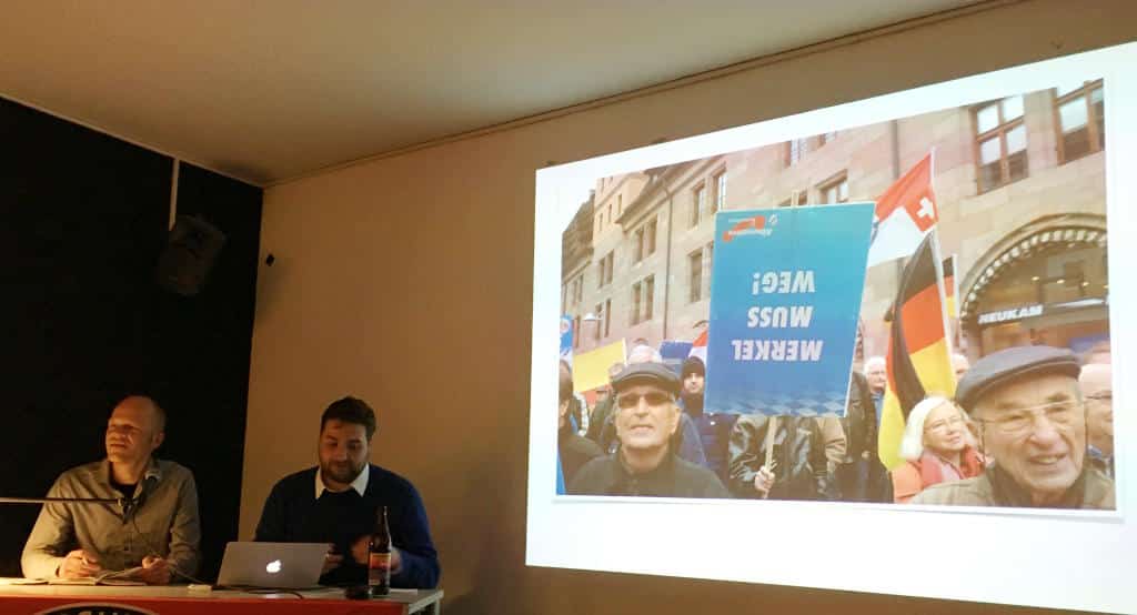 Robert Andreasch (links neben Stefan Dietl von der verdi-Jugend Oberpfalz) im Linken Zentrum. Foto: as