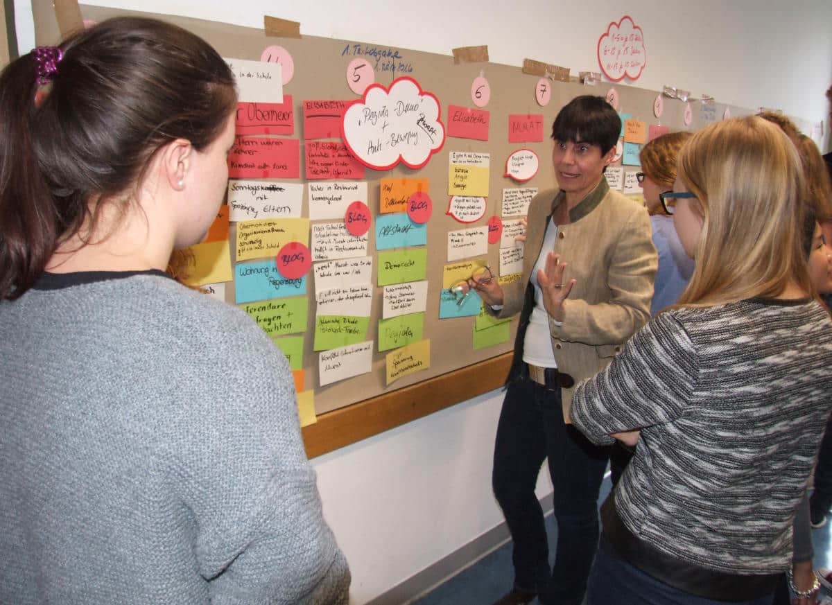 Den Plot entwickeln: Diskussion mit der Autorin Carola Kupfer. Foto: as