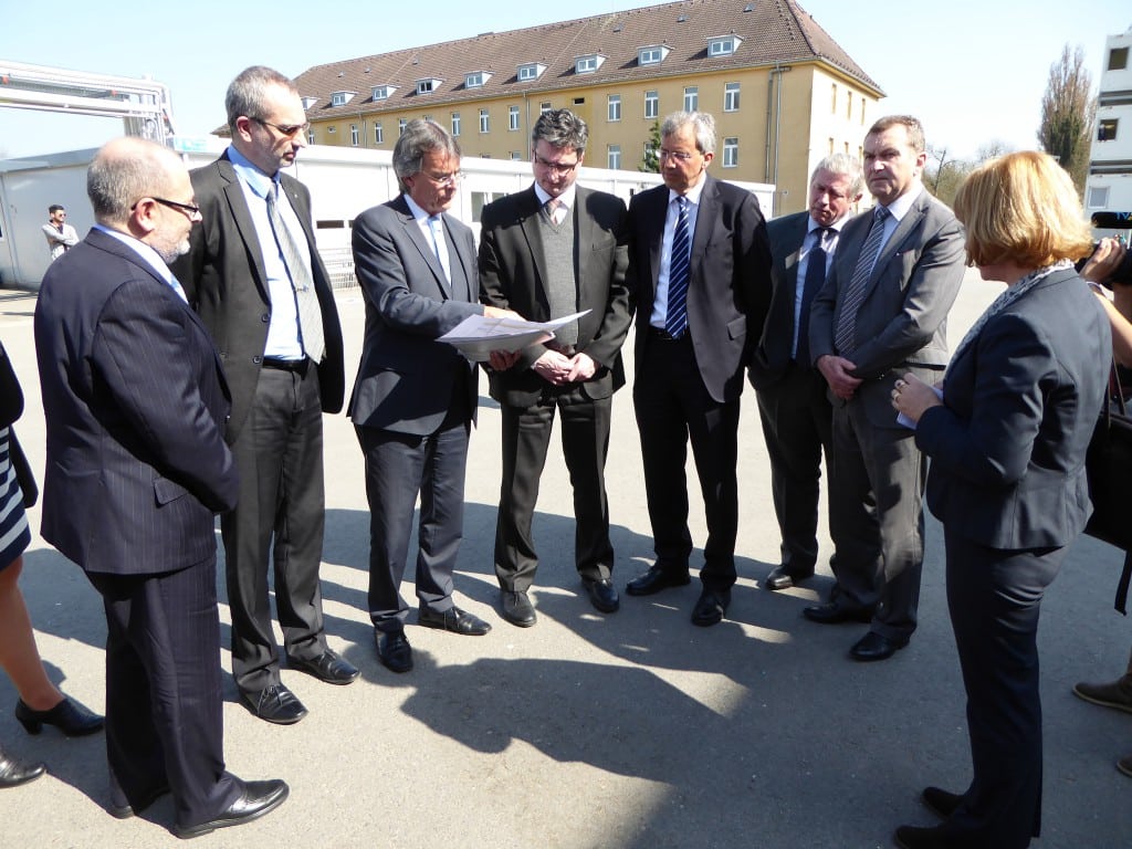 Eine hochrangige Delegation des tschechischen Parlaments besuchte mit MdL Dr. Rieger und Regierungspräsident Bartelt die beiden Erstaufnahmeeinrichtungen auf dem Gelände der Pionierkaserne bzw. der Bajuwarenkaserne (v.l.: Generalkonsul Dr. Milan Čoupek, der Vorsitzende des Sicherheitsausschusses Roman Váňa, Regierungspräsident Axel Bartelt, der Vorsitzende des Europaausschusses Ondřej Benešík, Europaausschussvorsitzender Dr. Franz Rieger MdL und die beiden Abgeordneten Lubomír Toufar und Zdeněk Soukup sowie Dolmetscherin Petra Schmidt).