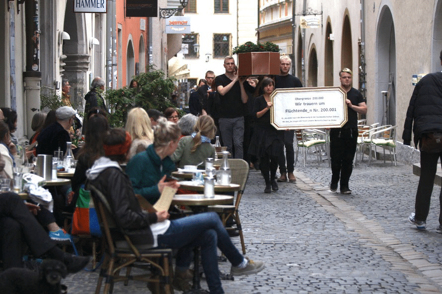 Die Trauergemeinde am Freitagabend in der Regensburger Innenstadt. Foto: Michael Heinrich