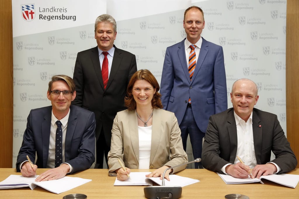 Bei der Unterzeichnung der Rahmenvereinbarung zum Neubau der Sallerner Regenbrücke und zum Umbau des Lappersdorfer Kreisels im Regensburger Landratsamt: vorne (von links) Alexander Bonfig, Bereichsleiter Straßenbau am Staatlichen Bauamt Regensburg, Landrätin Tanja Schweiger, Oberbürgermeister Joachim Wolbergs; dahinter (von links) Prof. Dr.-Ing. Wolfgang Wüst, Präsident der Autobahndirektion Südbayern und Christian Hauner, Erster Bürgermeister des Marktes Lappersdorf. Foto: Stadt Regensburg/Peter Ferstl.