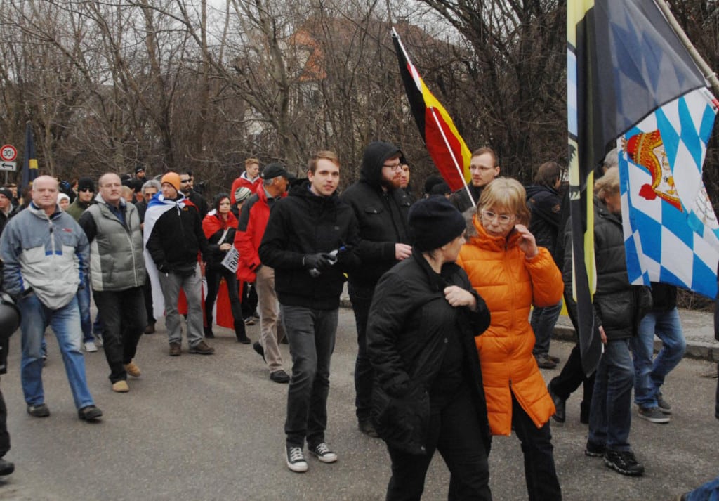 9. Januar 2016: Vadim Derksen (Kapuzenpullover) beim Aufmarsch der "Identitären Bewegung" in Freilassung, eingerähmt von einem "Junge Freiheit-Autor und einem Aktivisten der zwischenzeitlich verbotenen Neonazi-Kameradschaft "Freies Netz Süd"(li.). Foto: Robert Andreasch