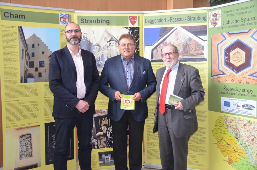 Hermann Höcherl vom Verein „Europa in der Region“ zusammen dem stellvertretendem Landrat Willi Hogger und dem Kulturreferenten des Landkreises, Dr. Thomas Feuerer, bei der Eröffnung der Ausstellung „Jüdische Spuren im bayerisch-böhmischen Grenzgebiet“ am Dienstag im Regensburger Landratsamt.