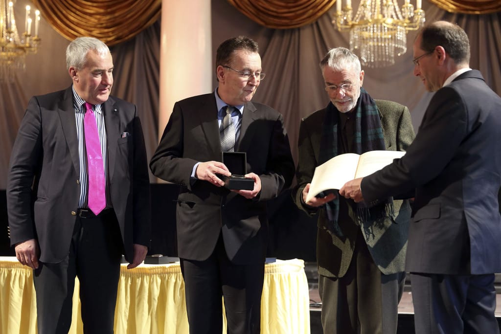 November 2015: Staatsminister Ludwig Spaenle übbereicht den Deutschen Denkmalpreis an Peters Morsbach und Herbert Brekle von den Altstadtfreunden. Foto: Stadt Regensburg/ Peter Ferstl