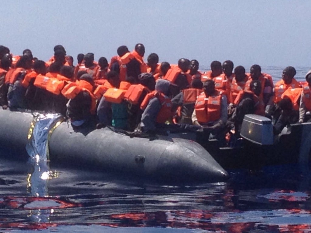 "Menschenverachtende Geschäftemacher": Mit dem Schlauchboot durch Zwei-Meter-Wellen.