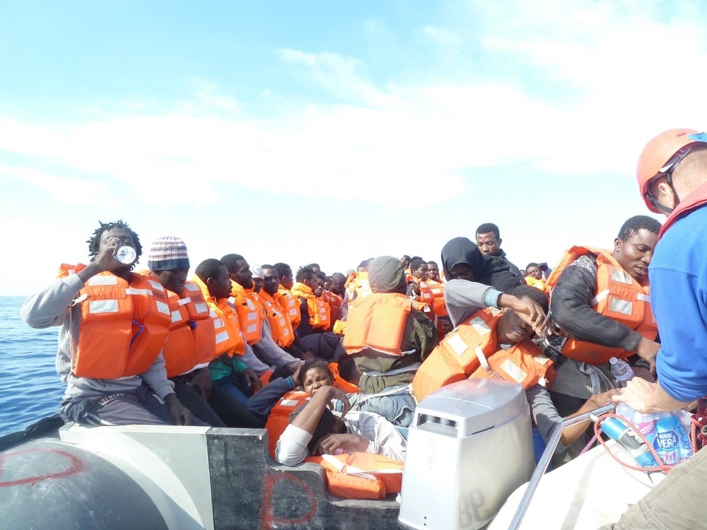 Versorgung eines Schlauchboots mit Wasser und Rettungswesten: "Viele wissen nicht, was sie erwartet."