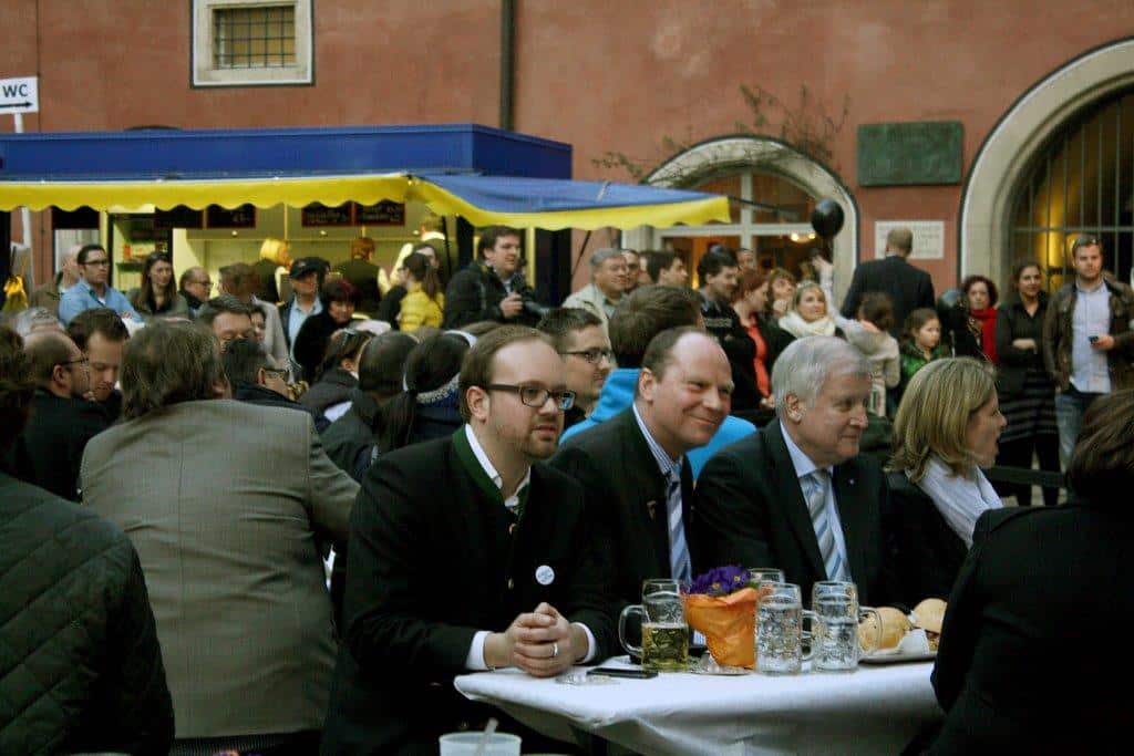 Ein regelmäßiger CSU-Adabei: Peter Kittel zwischen JU-Chef Michael Lehner und Ministerpräsident Horst Seehofer. Foto: Archiv/ Baumgärtner