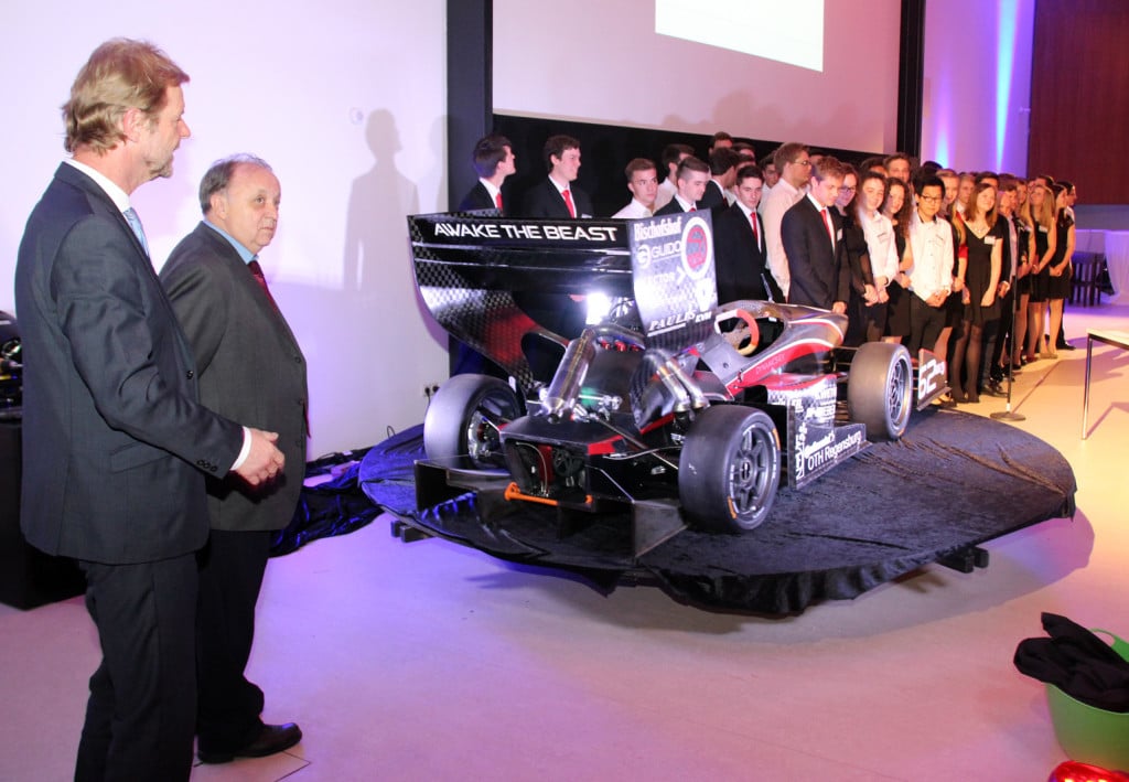 Bei der Enthüllung an der OTH Regensburg: Die Studierenden des Vereins Dynamics e.V. sind stolz auf ihr neues Rennauto „RP16c“. Die ersten Gratulanten waren Prof. Dr. Wolfgang Baier (links), Präsident der OTH Regensburg, und Norbert Hartl (zweiter von links), Stadtrat Regensburgs. Foto: OTH Regensburg