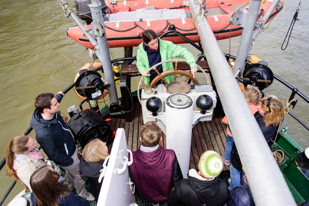 Unter dem Motto: "Wellemachen fuer den Schutz der Meere" tourt das Greenpeace Schiff Beluga II durch 15 Staedte in Deutschland (hier Koeln). Meerestier-Skulpturen aus Plastikmuell sind im Inneren der Beluga ausgestellt. Besucher sind eingeladen, an Bord zu erfahren, was der Schutz der Meere mit Plastikmuell zu tun hat.