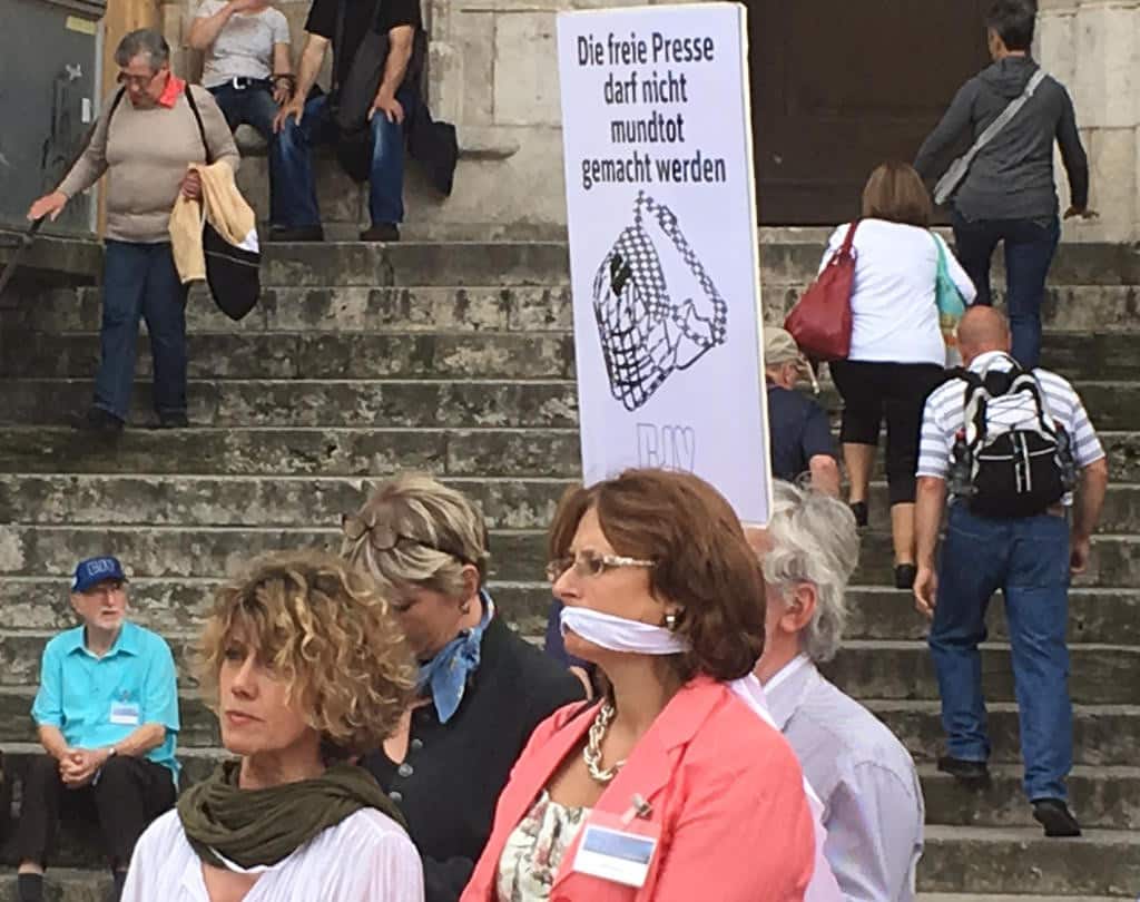 Geknebelt durch die Regensburger Altstadt: Schweigemarsch für Pressefreiheit am Samstag. Fotos: as