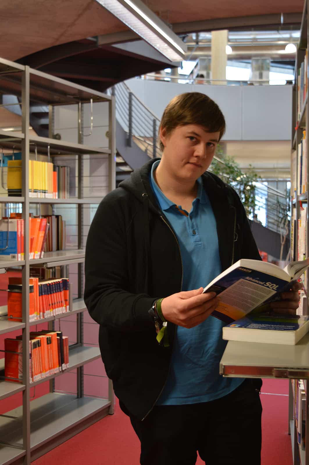 Vormittags in der Bibliothek der OTH Regensburg bei Recherchen zur Masterarbeit – am Nachmittag ist er in seinem Lager in Schwandorf, von wo aus er die Ware versendet: Timo Schindler finanzierte sein Studium durch die Verkäufe aus seinen Onlineshops. Foto: OTH Regensburg