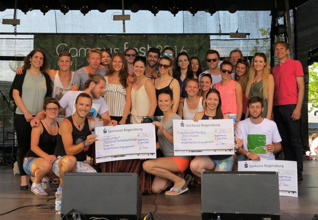 Anlässlich des Campusfests des studentisches Vereins Campusfest e.V. am Galgenberg haben der Präsident der OTH Regensburg, Prof. Dr. Wolfgang Baier (hinten, stehend, 4. von rechts), der Vorsitzende des Vereins der Freunde der OTH Regensburg e.V., Eduard B. Wagner  (rechts), und die Geschäftsführerin des Vereins der Freunde der OTH Regensburg, Katja Meier (stehend, links) die Preise an die Preisträger verliehen: Michael Bogner (rechts, knieend), Anna Kaiser (2. von rechts knieend) sowie Studierende der Fachschaft Betriebswirtschaft. Foto: OTH Regensburg