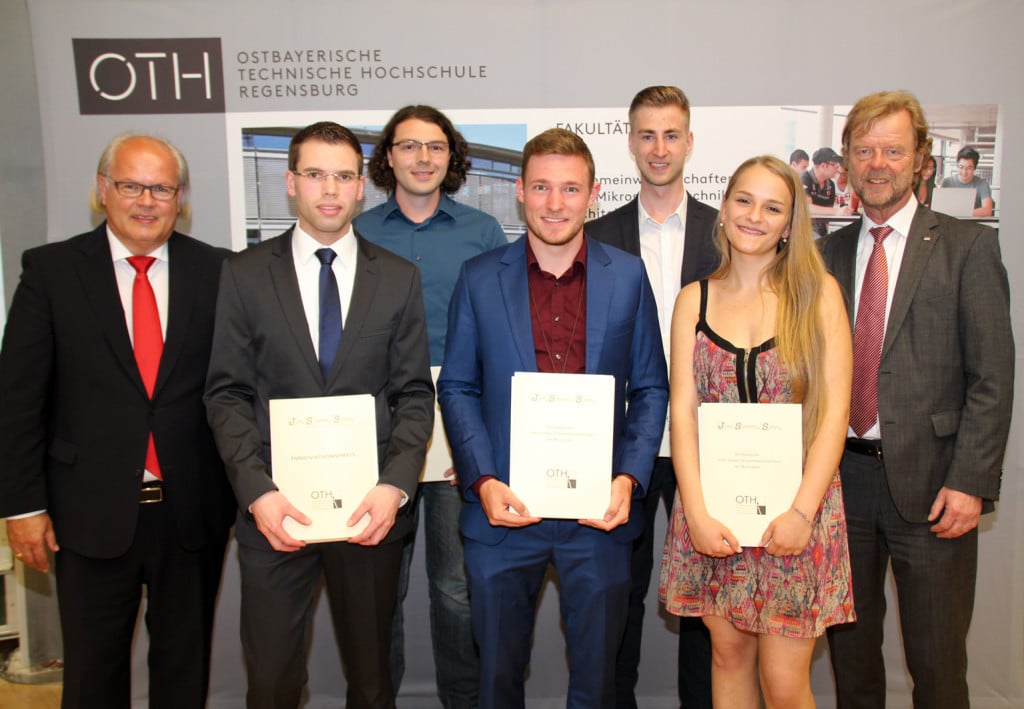 Prof. Dr. Wolfgang Baier, Präsident der OTH Regensburg (rechts) und Johannes Paintl, Vorsitzender der Josef-Stanglmeier-Stiftung (links) mit den Preisträgern: (von links) Dominik Stadler, Nils Weiss, Blasius Walch, Christian Böhm und Ulrike Hardner. Foto: OTH Regensburg