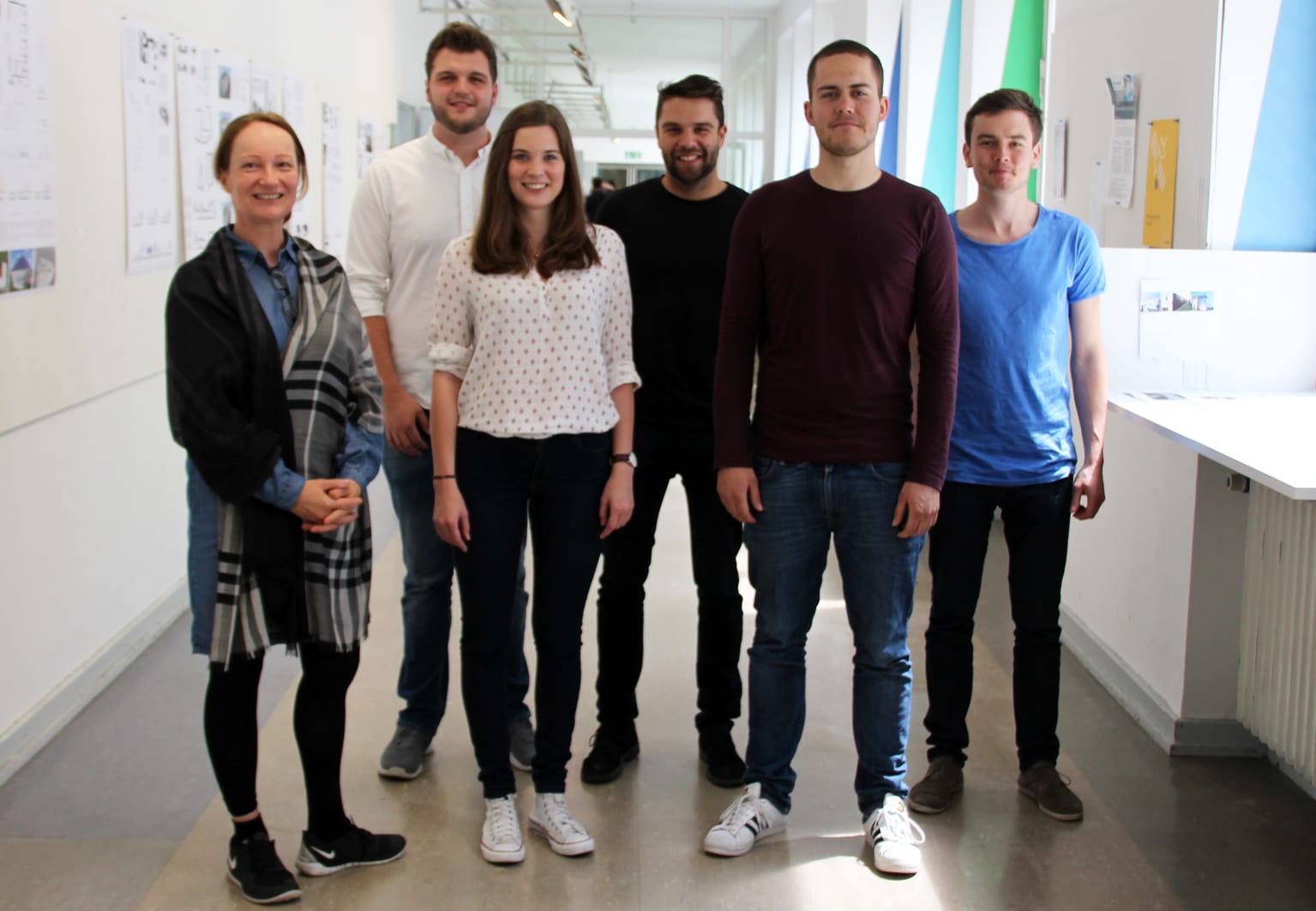 Die Preisträger der OTH Regensburg: Prof. Anne Beer (links), (hintere Reihe von links) Simon Lehner, Johannes Sporrer, Sebastian Göltl, und die Sieger des Rafael-Baltar-Preises (vordere Reihe von links), Pia Faust und Yannick Böker. Foto: OTH Regensburg