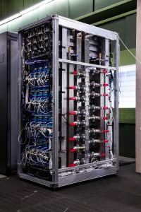 Kompakt: Der Supercomputer QPACE 2 mit seinen 15.872 Core samt 5,1 TByte Speicher ist nur der Prototyp für einen noch leistungsstärkeren Rechner (QPACE 3), der in diesem Jahr in Betrieb gehen wird. Bildnachweis: Dr. Stefan Solbrig