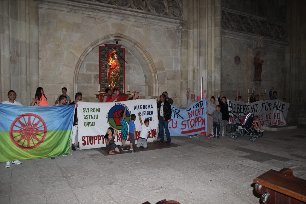 Von Abschiebung bedrohte Flüchtlinge aus dem Balkan im Regensburger Dom. Foto: Michael Bothner