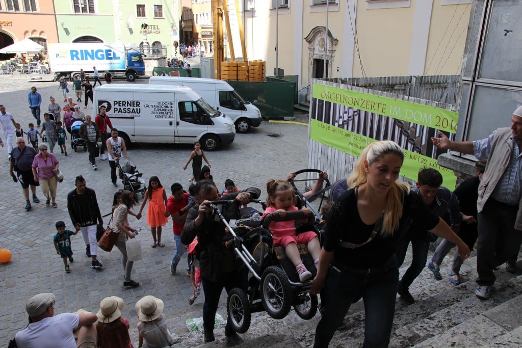 Einzug in den Dom zu Beginn des Protests. Foto: Michael Bothner