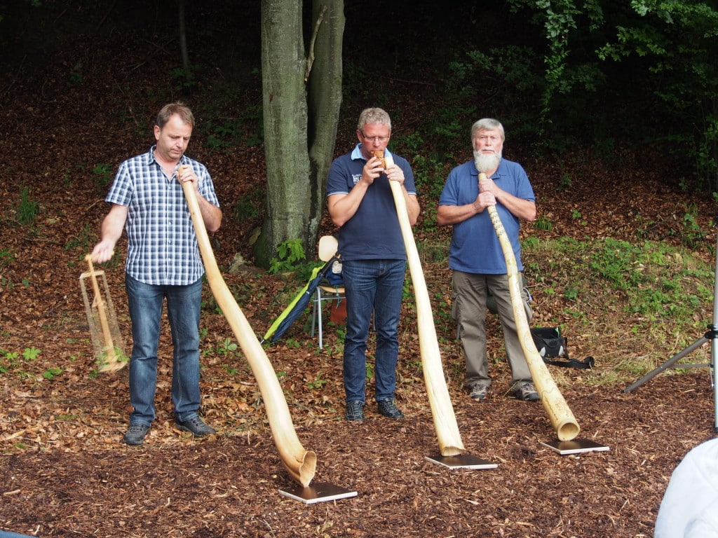 Feierliche Umrahmung durch die Digderidoo-Gruppe Rolf Bach (r.). Foto: wr