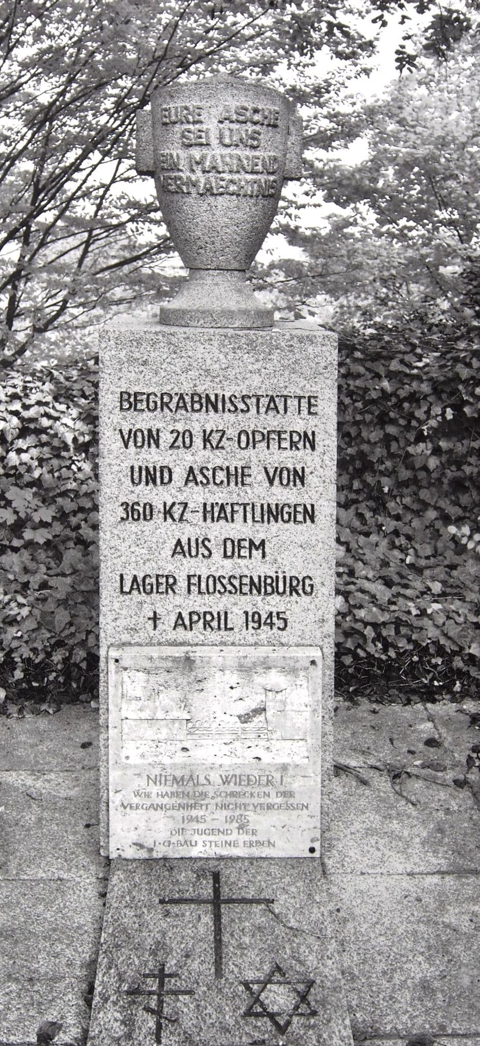 Mahnmal im Waldfriedhof ohne Nennung des KZ-Außenlagers Saal. Foto: Stiftung Bay. Gedenkstätten