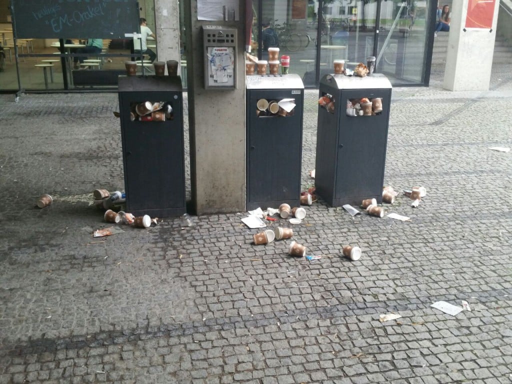 Uni Regensburg, PT-Gebäude: Müllvermeidung ist keine Frage der Intelligenz. 