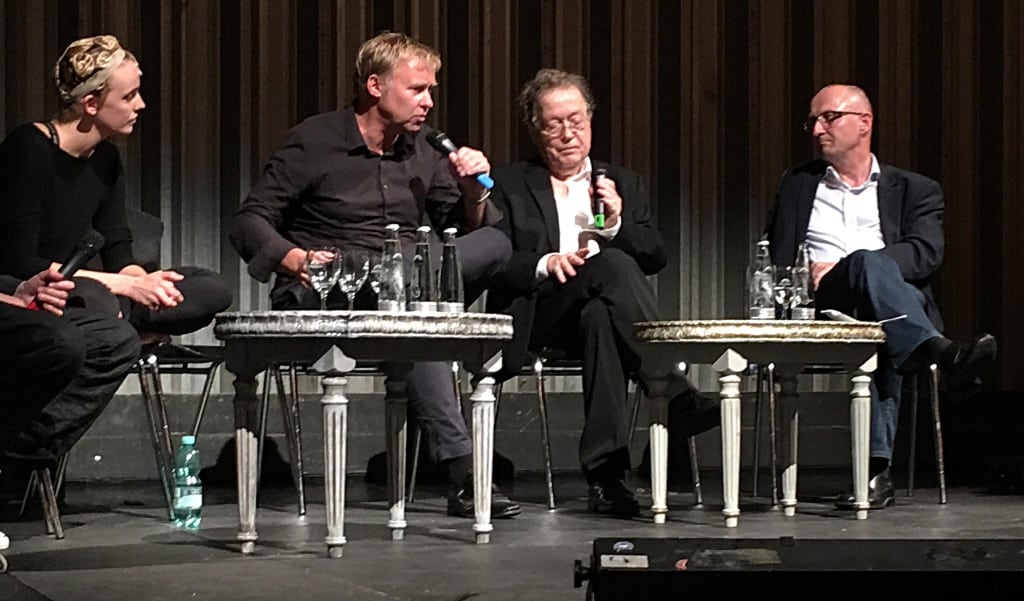 "Da sind wir doch noch gar nicht, Franz." Intendant Neundorff von Enzberg (li. mit Franz Wittenbrink, Christof Hartmann und Maike Schmidt) lieferte eine peinliche Vorstellung ab. Foto: as