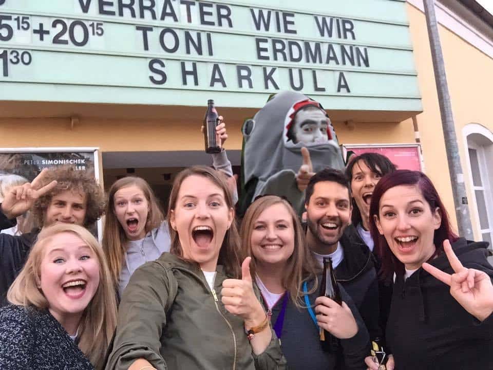 Sharkula im Kreis seiner Fans. Foto: https://www.facebook.com/Sharkula-Der-Film-1652270778368760