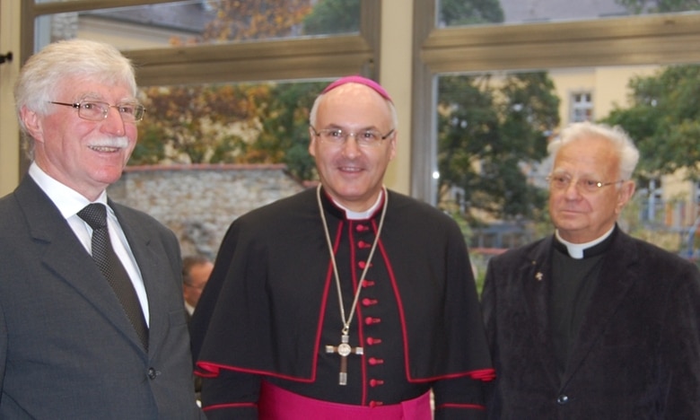 2014 wurde Paul Mai (re.) von Bischof Voderholzer in allen Ehren und mit viel Lob bedacht in den Ruhestand verabschiedet. Zöglinge Mais im Knabenseminar beschreiben ihn als sadistischen Schläger. Foto: Bayer