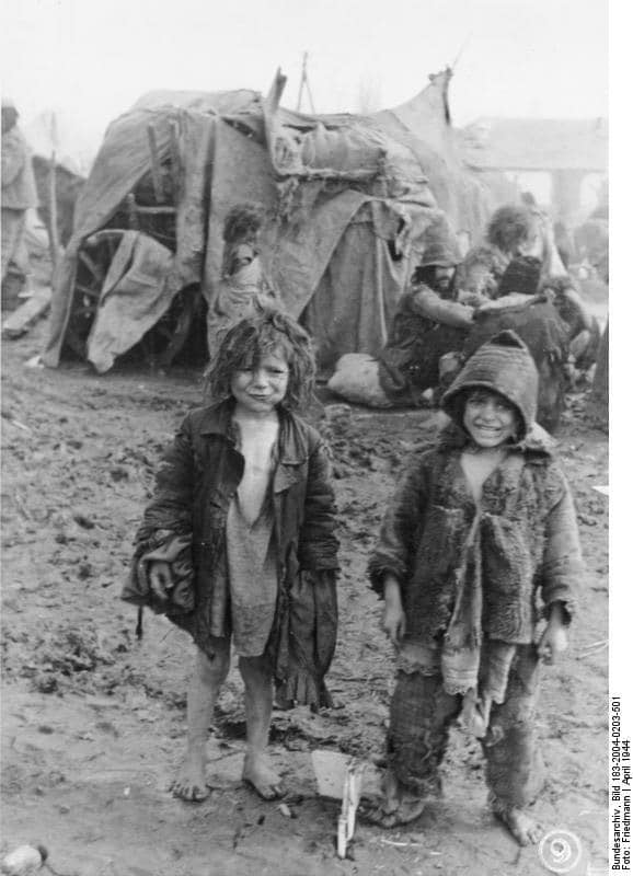 Aufnahme einer Propagandakompanie bei Tiraspol (Transnistrien) vom 6. April 1944. Originalbildunterschrift: „Zigeuner. Selbst in Regenwetter und Schlamm laufen die kleinen Kinder halbnackt herum. Wenn sie grösser werden, hängen ihnen die Alten ihre abgelegten Lumpen um.“ 