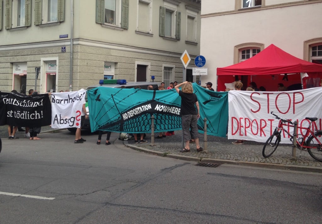 Protest von Unterstützern gegen den Abtransport der verbliebenen Personen im Pfarrheim. Foto: om